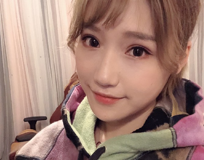 绝地求生最专业女解说回归,1个细节让网友折服,95%人没看懂_谢言