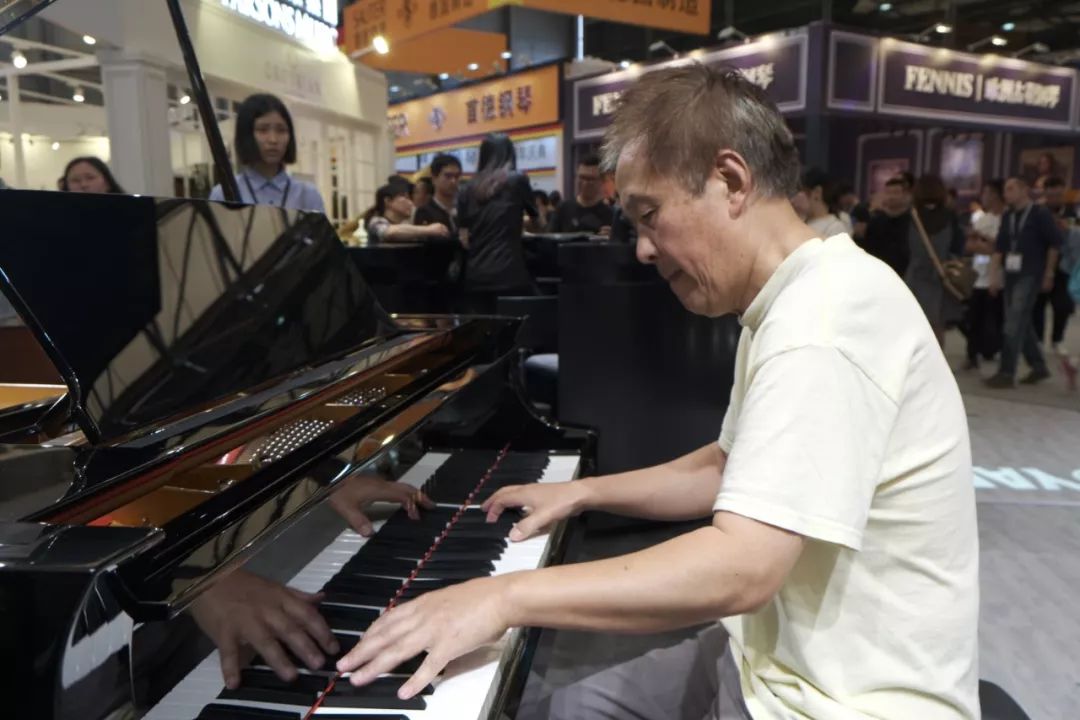 静音钢琴智能伴奏…乐器展第一天雅马哈高科技钢琴精彩亮相