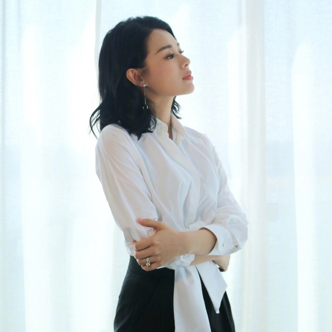 黄宗泽前女友胡杏儿产后现身,衬衫配阔腿裤婚戒抢镜,不像二娃妈