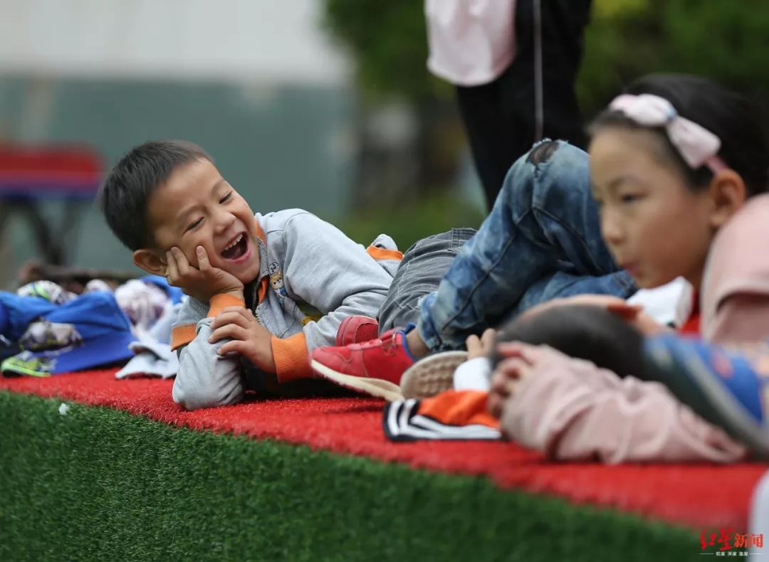 课间活动,范家小学的学生在玩耍