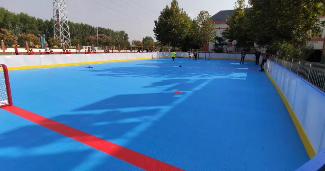 登封市书院河路小学建成首个标准轮滑球场地