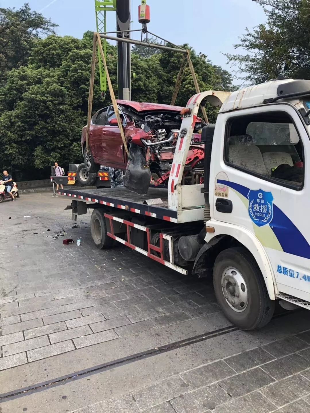 交警用吊车将事故车辆吊起