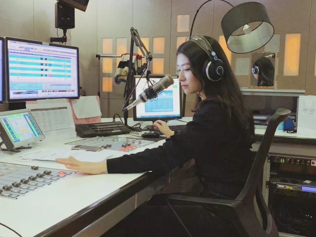 12岁时,南京电台一档少儿节目招收小主持人,我面试被录用做了几个月的