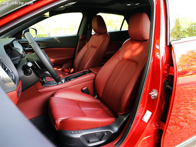 4在中国市场抢先搭载了马自达新一代设计中的内饰主题色——勃艮岛祆