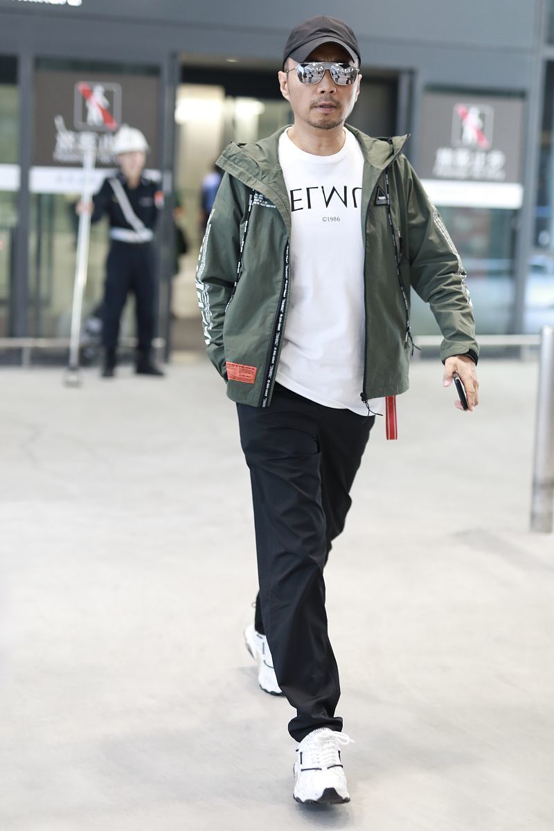 原创"最帅机长"张涵予全黑look尽显男真容,超正气场丝毫不逊小鲜肉