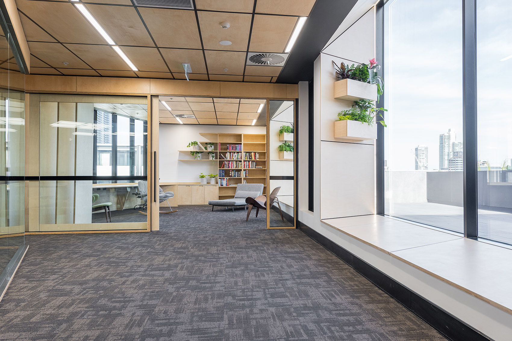 多功能原木风办公室设计打造清新自然的舒适空间