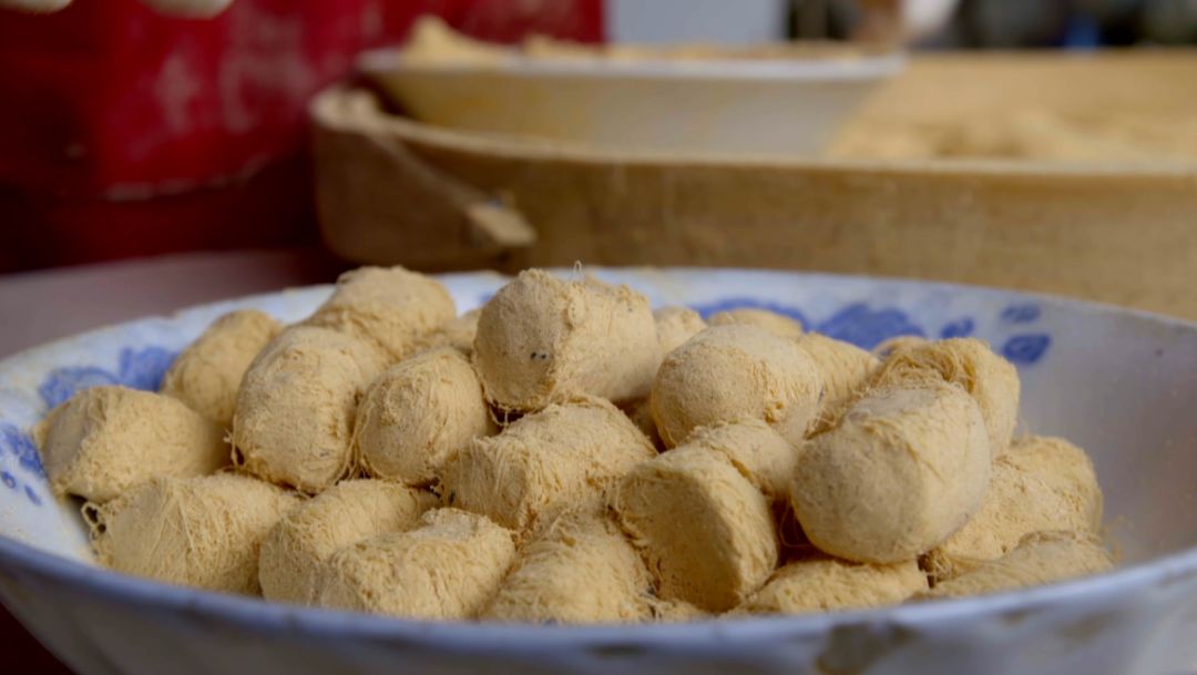 据《金溪县志》记载,藕丝糖最早产于明万历年间(1573-1620),至今已有