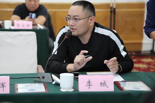 内蒙古陨石学会副会长苗贵军,常务理事王志敏在会上分别作了锡林陨石