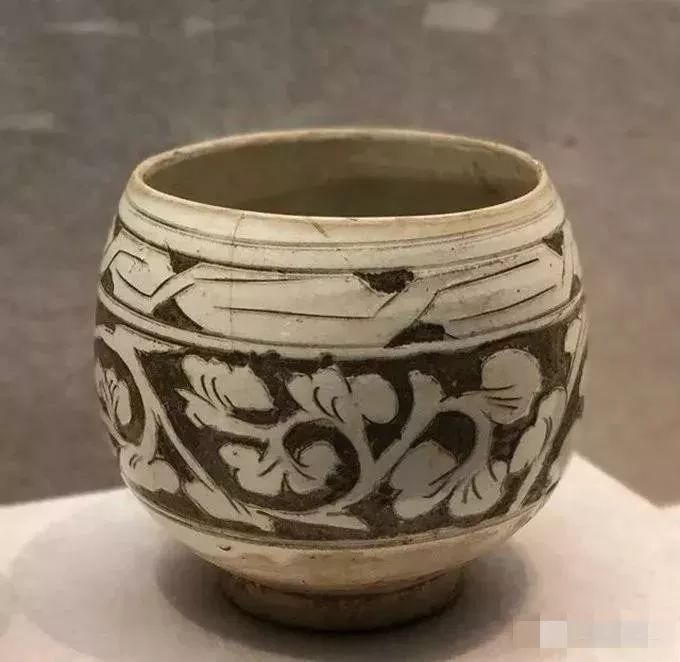 北宋 新安窑白釉珍珠地划花缠枝花卉纹瓶 ,1984年河南省三门峡市区宋