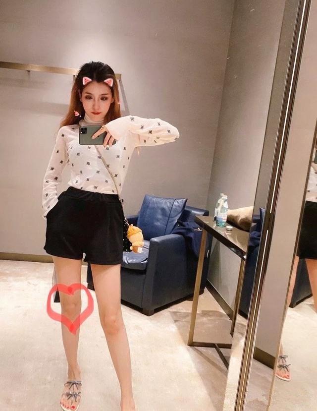 lol解说rita上传酒店自拍网友发现情况质问膝盖怎么红了