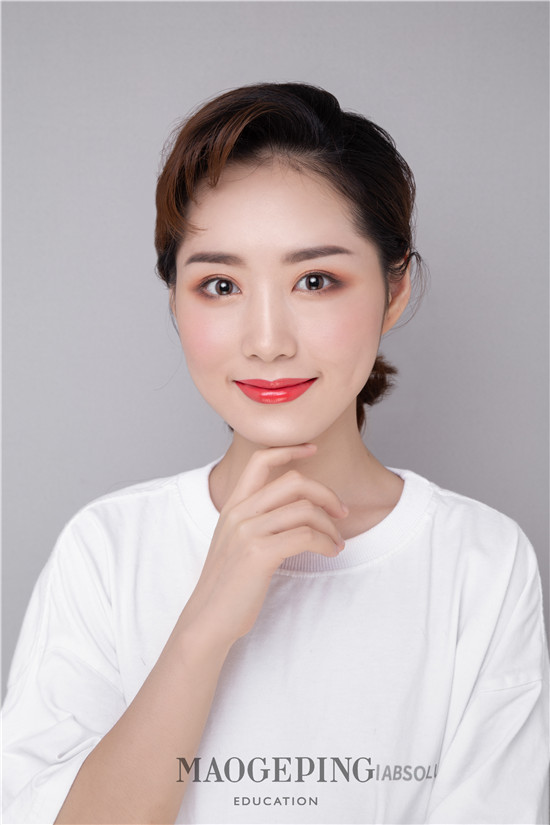 百搭大地色通勤妆容,精致干练又不失活力