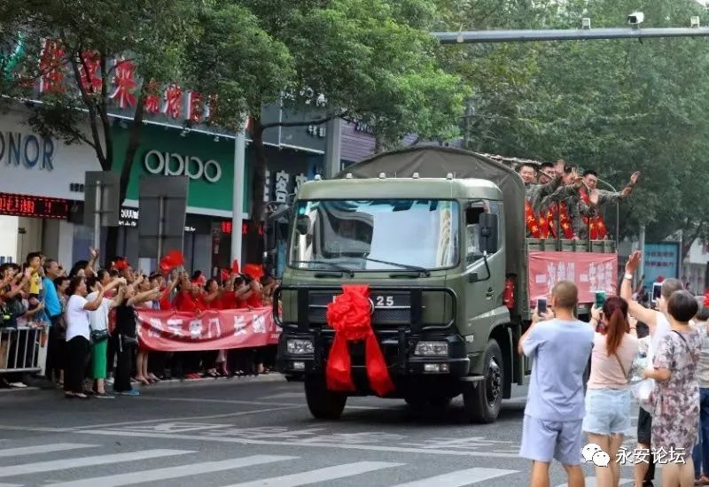 燕城沸騰了多個角度看凱旋歸來的參閱官兵全城市民為你們點贊