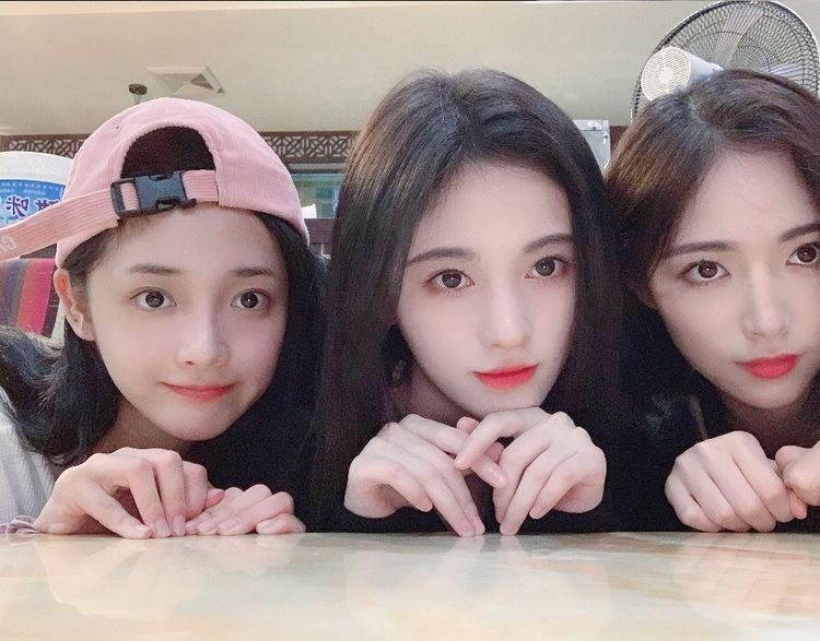 四大美女偶像首次同框,鞠婧祎与snh48前队友再次合照,颜值出众
