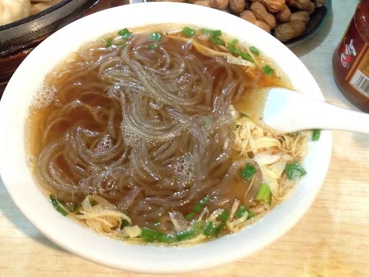 绿豆面汤是温岭最受欢迎的小吃之一,每次吃一筒馅糕都要来上一碗绿豆