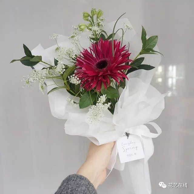 高级又时髦的白色包装纸太好搭了,强烈安利给你们!_花束