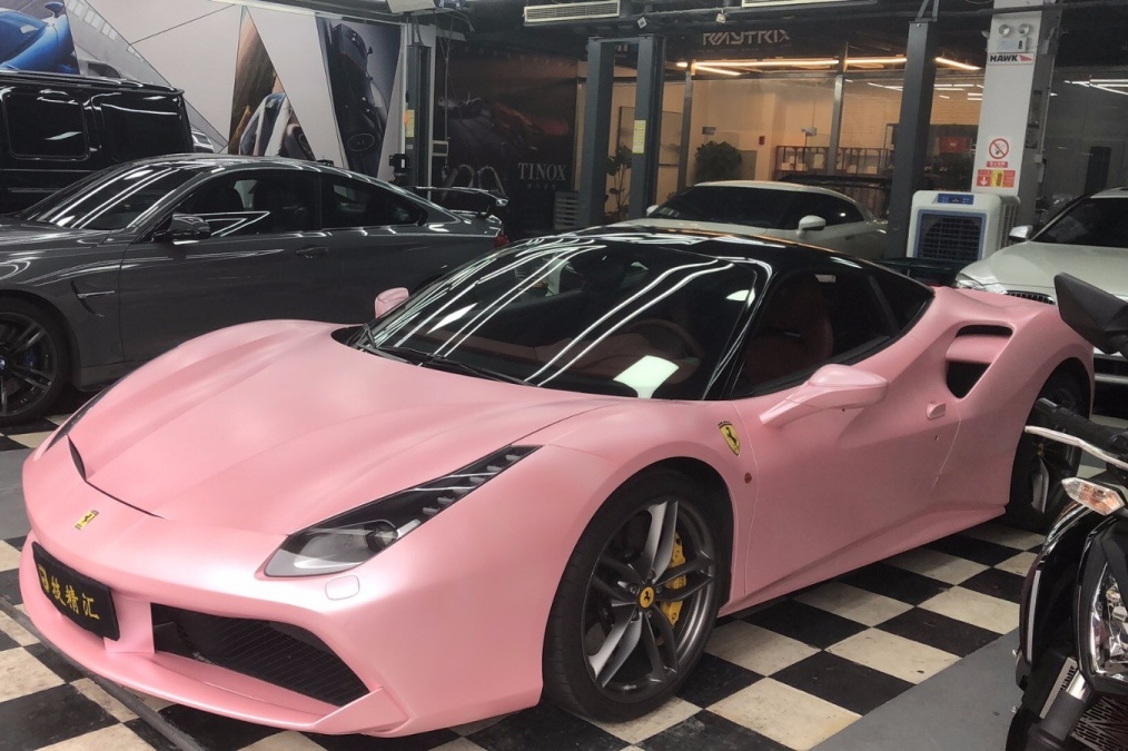 电光樱花粉色的法拉利488,除了春天的气息还有满满粉嫩少女心