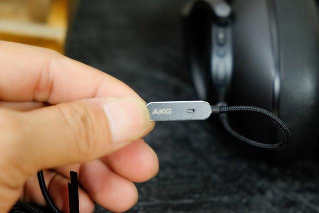 akg n700ncm2操控部分,则是把按键以及接口都分别设计在耳机左右两侧