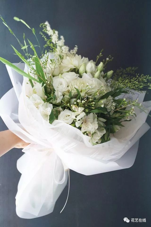 高级又时髦的白色包装纸太好搭了,强烈安利给你们!_花束