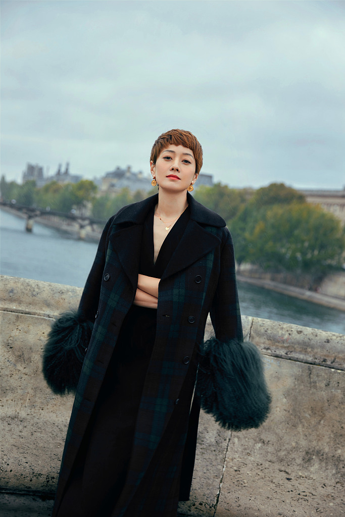 马伊琍巴黎街拍变大型换装秀 霸气演绎秋日格调