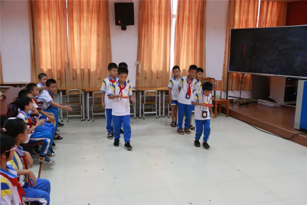 与爱同行健康成长南岸科德小学举办关爱进城务工人员子女活动