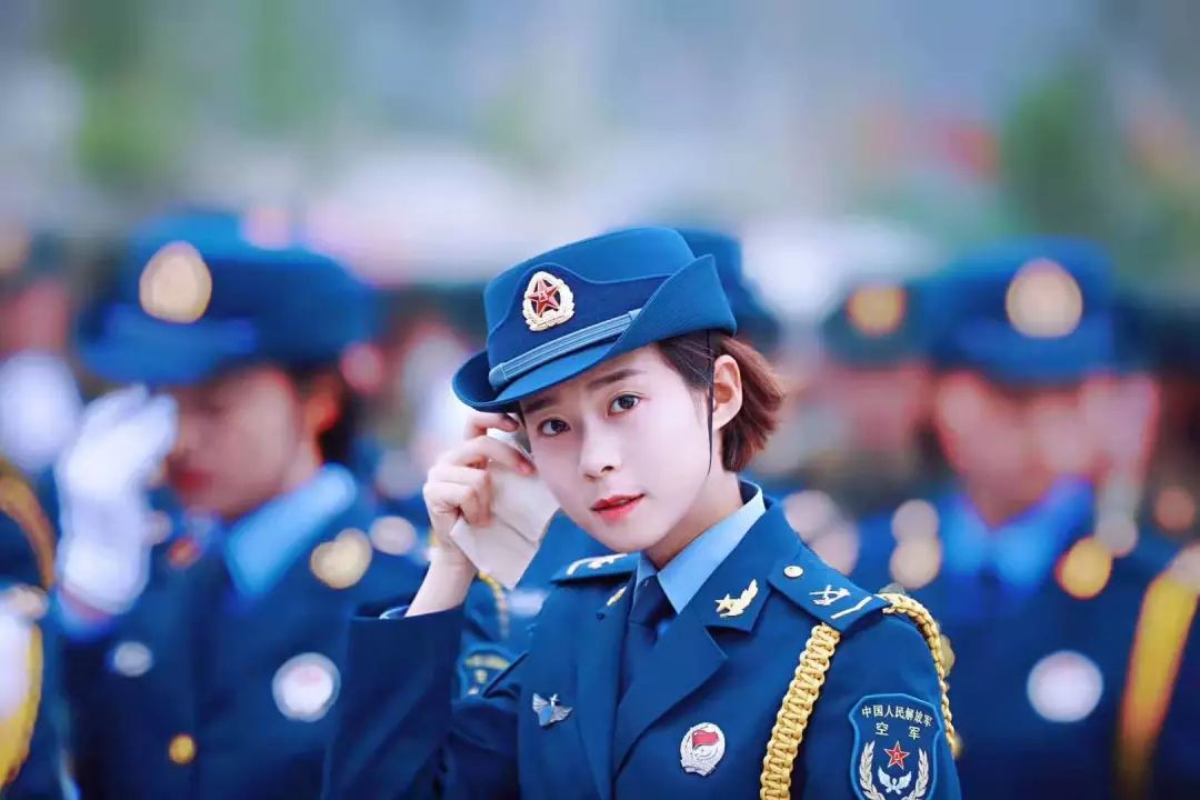 我校2013级学生王爽参加国庆阅兵式女兵方队受阅