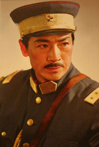 除了陆振华,寇振海老师还演过很多军人角色,并多次饰演张学良.