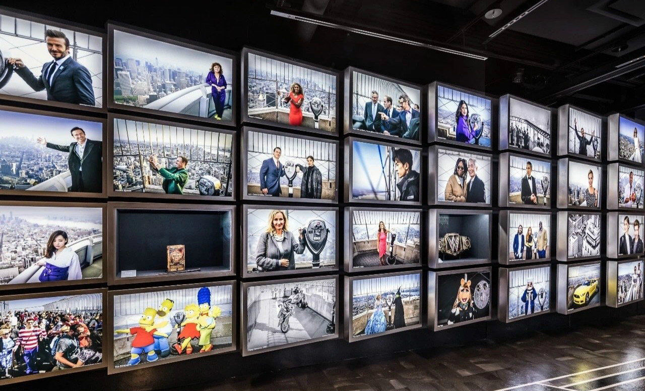 易烊千玺的照片登上纽约帝国大厦名人墙 优秀青年未来可期