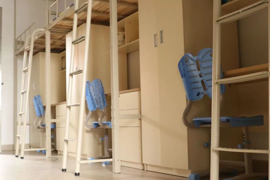 铁一学子齐动手,完成干净整洁的宿舍内务在开学初的白云校区启动仪式