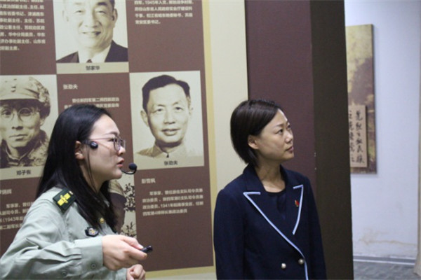 顺利抵达目的地后,全体人员在镇党委书记夏嫣的带领下,由镇组织委员周