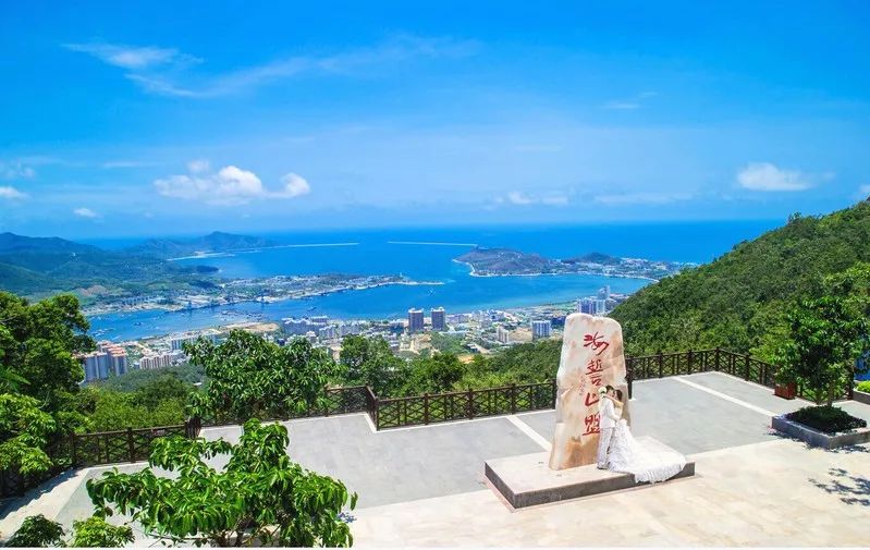 2鹿回头作为海南唯一的山顶公园,鹿回头还是登高望海和观赏南国海滨