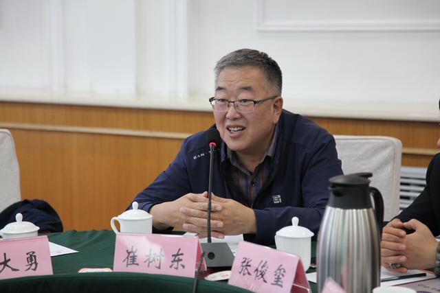 内蒙古陨石学会副会长苗贵军,常务理事王志敏在会上分别作了锡林陨石