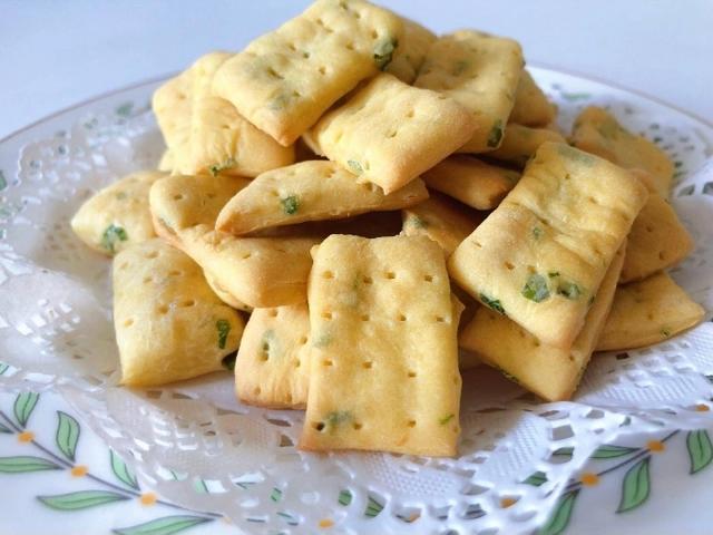 自制香葱饼干,无添加,又香又脆,外出游玩必备的小零食