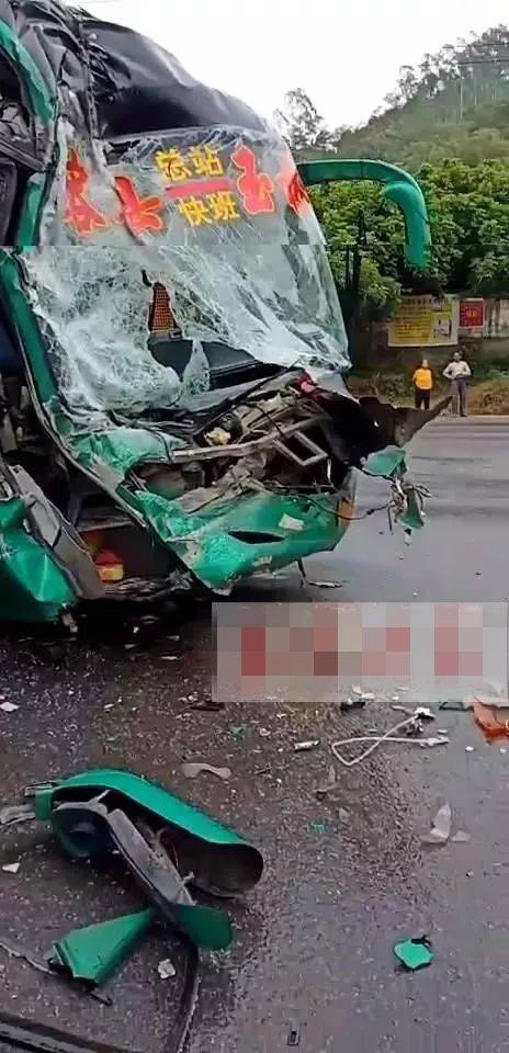 广西一班车与货车相撞,1人当场死亡多人受伤,现场惨烈.