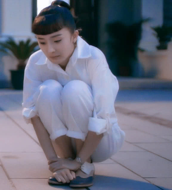 有一种蹲姿叫"杨幂蜜桃蹲",看着很简单,却有90%的人做不到