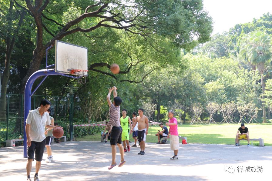 还有在精武会馆前打篮球的小伙子以及到中山公园取景,拍婚纱照的新郎