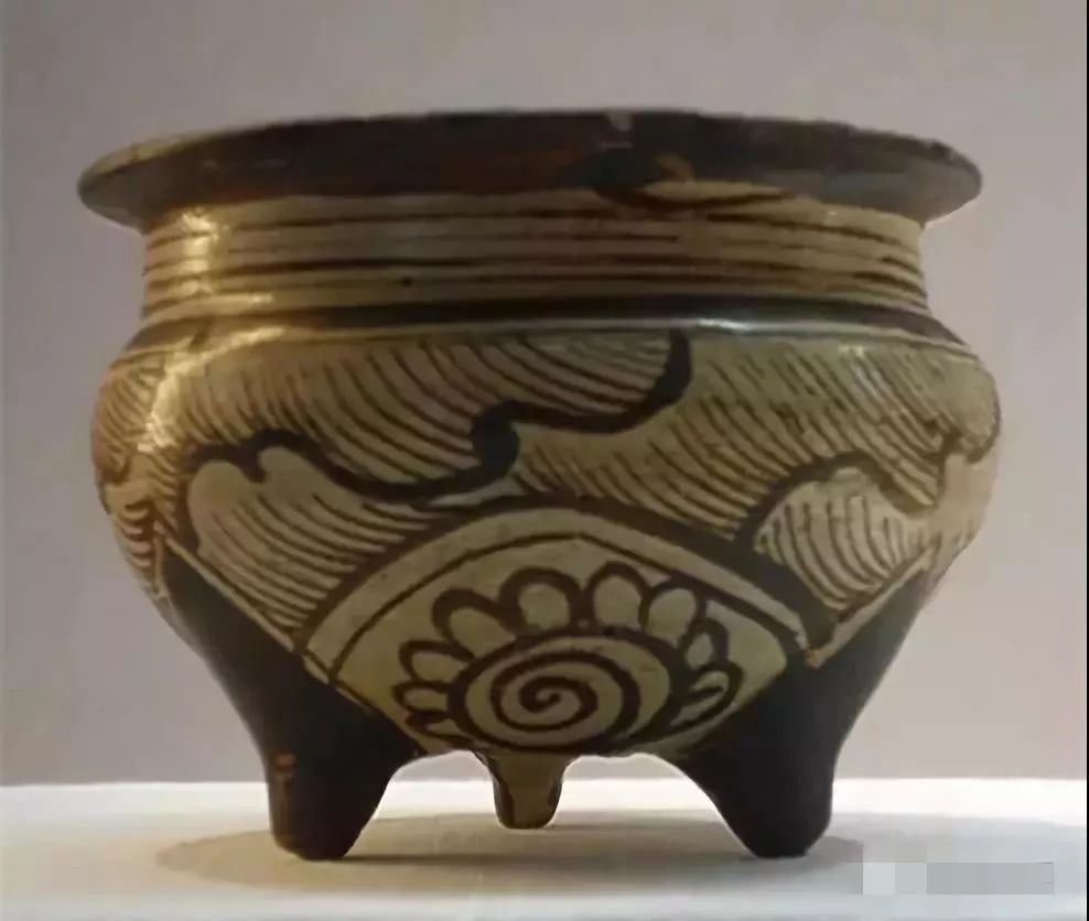 北宋 新安窑白釉珍珠地划花缠枝花卉纹瓶 ,1984年河南省三门峡市区宋