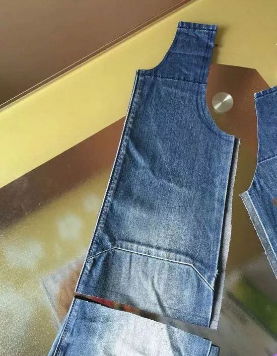 动动手旧牛仔裤也能改造出漂亮的牛仔背带裙