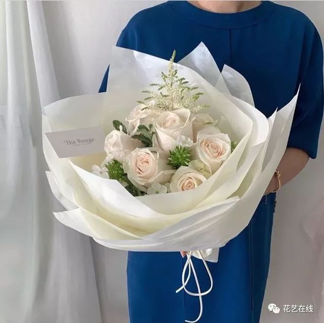 高级又时髦的白色包装纸太好搭了,强烈安利给你们!_花束