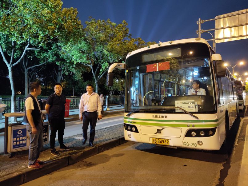 上海久事公交国庆运送乘客1400万人次风雨中用责任和坚守为乘客出行