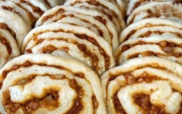 原创我家常做这种面食,北方叫肉笼,南方叫肉卷