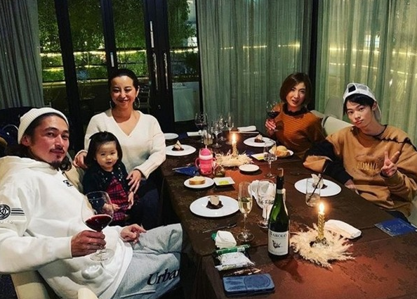 原创跟谢贤一样牛!40岁男星带老婆与前妻为爱子庆生,相处十分融洽
