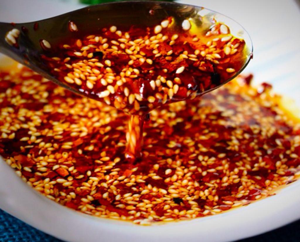 炸辣椒油,万不可直接泼热油,多加几样,香辣红亮,比饭店的都香