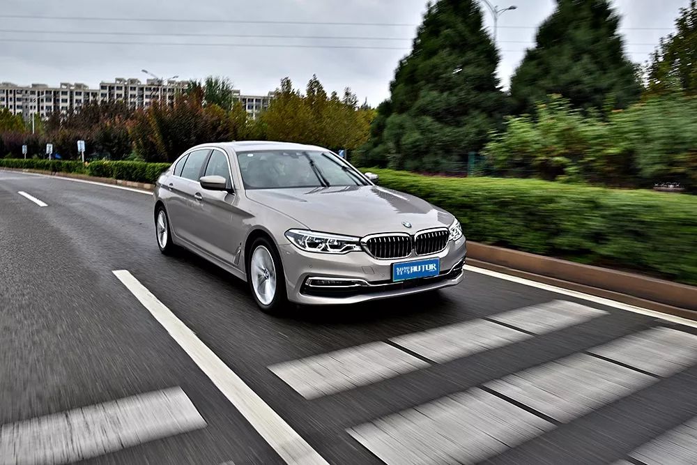 试驾丨华晨宝马540li不被大家的眼光所左右走自己的路你才是最强者