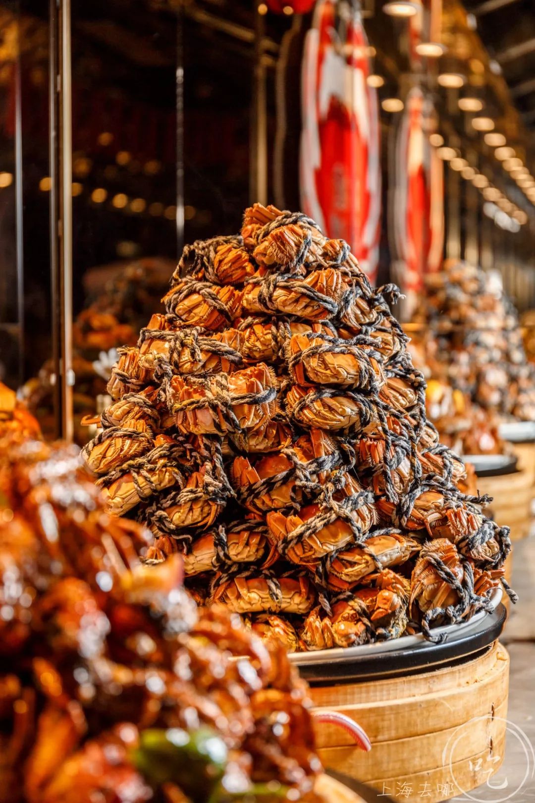 就有一个活蟹堆成的蟹山,只只鲜活,还能看到有些调皮的小螃蟹在吐泡泡