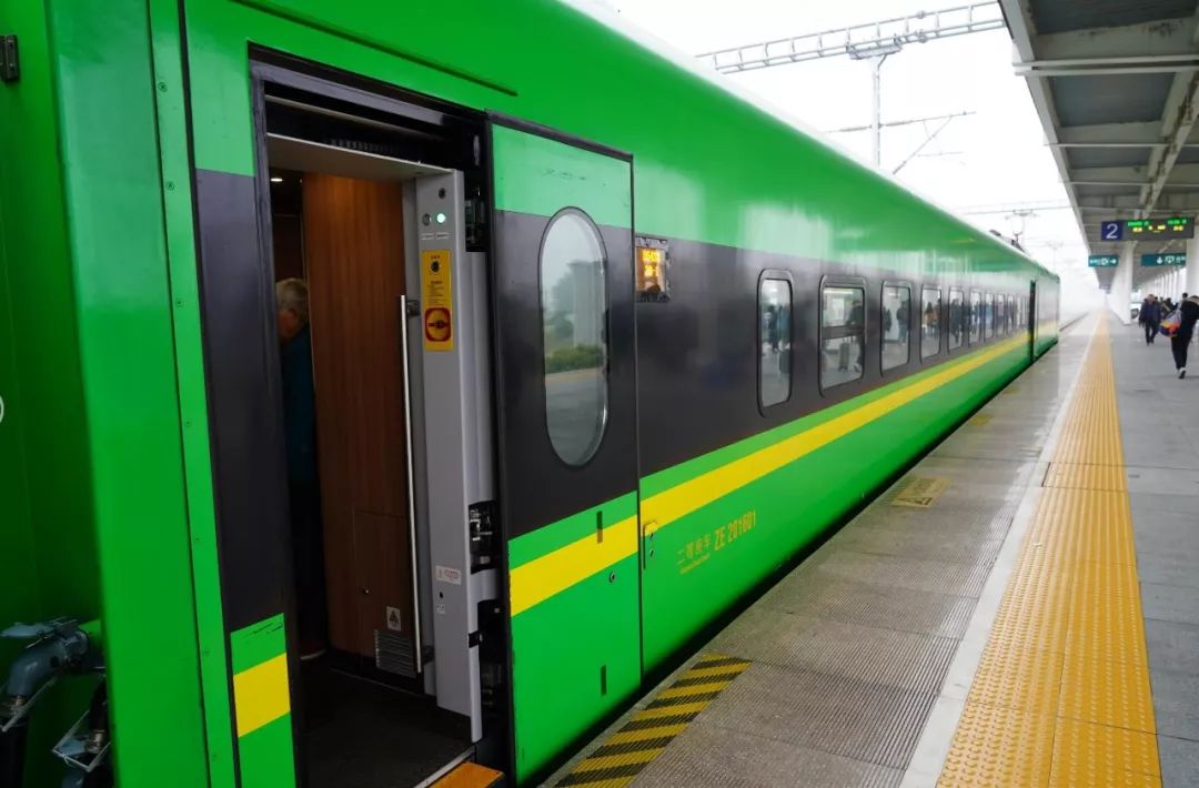 首批旅客好兴奋 动车简介 因为动车组车身都为绿色,时速可达160估里
