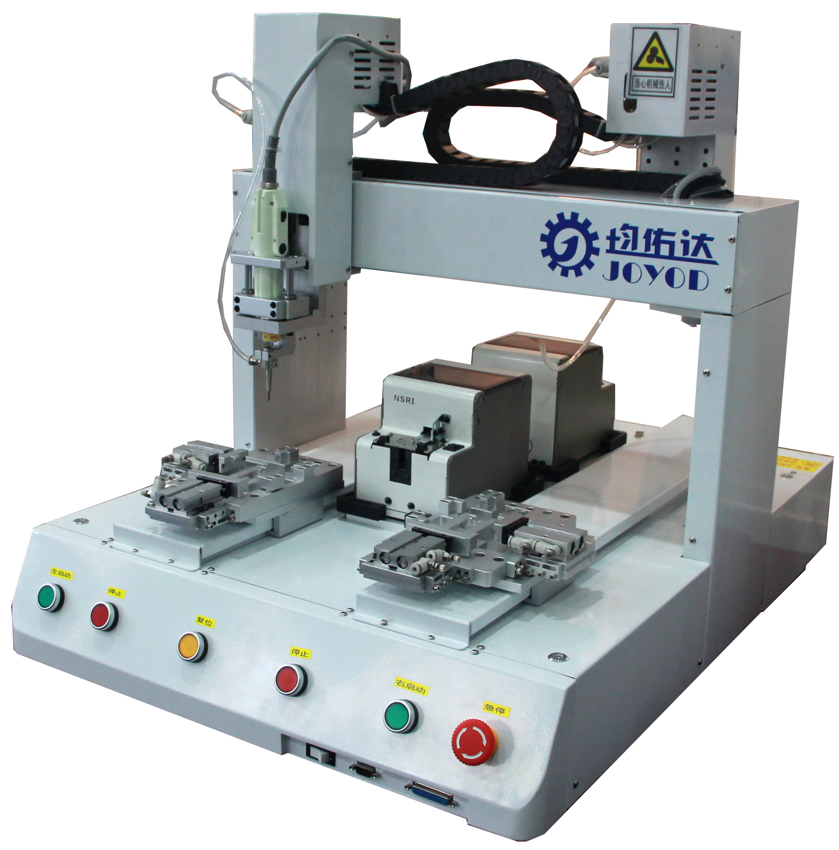 识别出需要锁螺丝的孔位后,引导多轴机器人移动到指定坐标进行锁螺丝