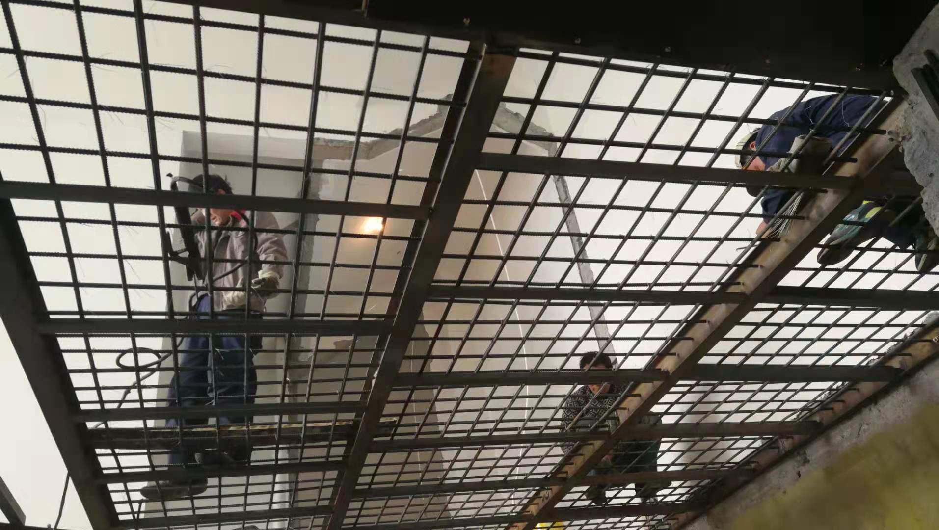 横竖跨度核算动静每平方荷载,再采用相应规格工字钢现场施工