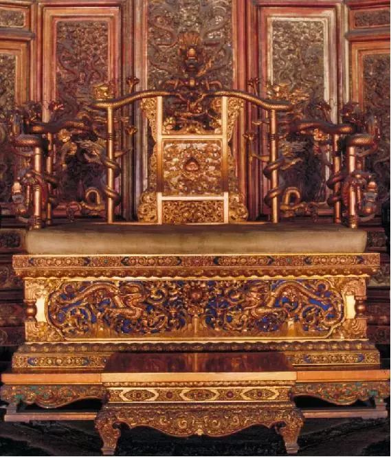 众所周知,自秦朝以来,至清朝末年,"皇家"对金丝楠木的需求量(相对于贮