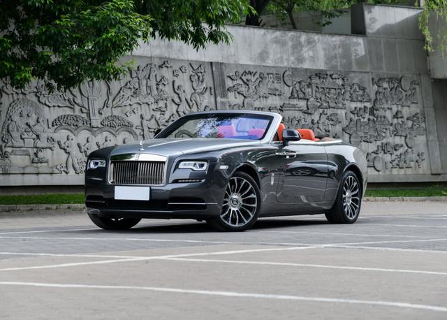 劳斯莱斯算是豪车界的顶级车型,售价非常高,价格最低也是几百万起步