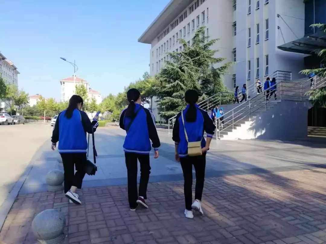 近日,城市学院刮起一股热潮,那就是校服.
